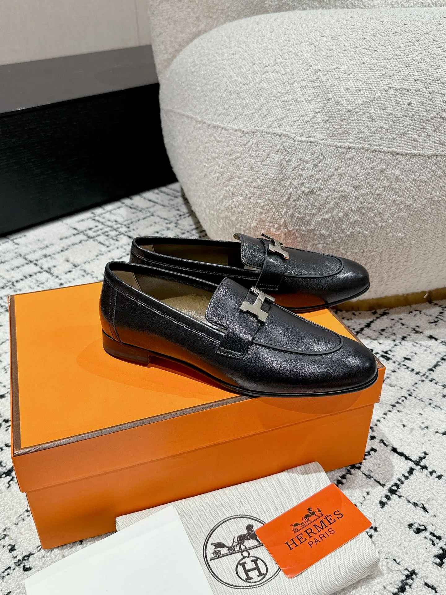 👟👟Ex-factory price 720👟👟 (top version) Hermes/25ss classic model is undoubtedly the leader in luxury goods. Every single product is very popular‼ ️Although the styles are few, they are more refined and more classic. They never go out of style. They are a brand that maintains and appreciates value. It is rare to have such a reputation in consumer goods sincerely! This pair of shoes is a classic style of this brand. It is decorated with metal buckles exclusive to Hermès. It is a classic that has become more and more beautiful over the course of history. We will bring out some goods from the channel in small quantities! The leather feels very, very soft and feels like baby skin! Feel the luxury! Supplies are huge! ✔️Material: imported sheepskin upper ✔️Inner lining/foot pads: imported sheepskin ✔️Outsole: genuine leather ➕tpu bottom ⚠️ ✔️Size: 35/36/37/38/39 (40/41/42 can be ordered)